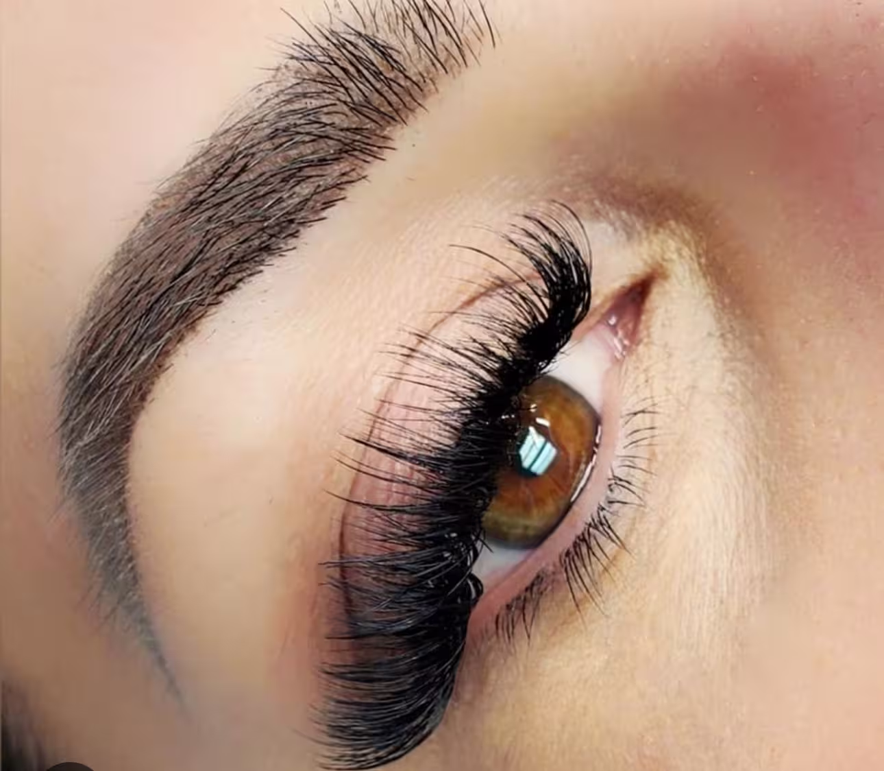 Eyebrow shaping and beauty enhancement service